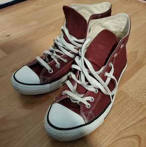 Mens size 9 burgundy Chuck Taylor's.